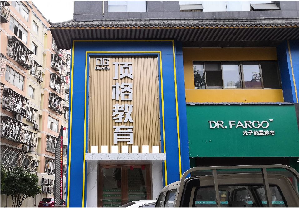 凌云门头设计要符合门店特色。